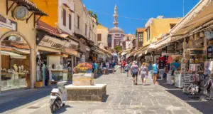 Ρόδος: Εξερράγη κινητό σε τσάντα τουρίστριας, την ώρα που έκανε βόλτα με την κόρη της