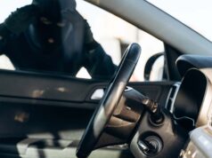 Έσπασε τζάμι οχήματος και έκλεψε γυναικεία τσάντα – Χειροπέδες σε 55χρονο