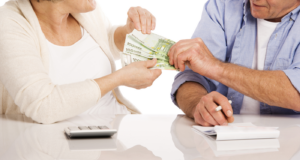 Παριστάνουν τους λειτουργούς των ΥΚΕ, ζητούν λογαριασμούς για δήθεν επιστροφή χρημάτων και τους αδειάζουν