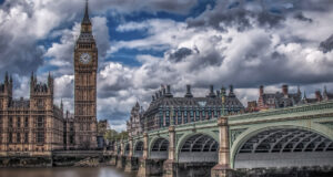 Οι Αμερικανοί μετακομίζουν μαζικά στο Ηνωμένο Βασίλειο