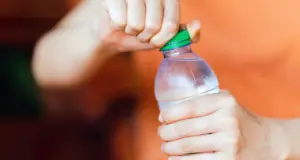 Πόσο καιρό μπορώ να διατηρήσω το εμφιαλωμένο νερό μετά το άνοιγμα;