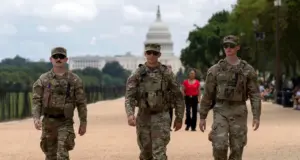 Με όπλα πλέον οι εθνοφρουροί στην Ουάσιγκτον – Κόντρα Τραμπ με την αντιπολίτευση για την ανάπτυξη στρατού και σε άλλες πόλεις