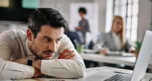 Όλοι οι ψυχολόγοι συμφωνούν: Η μία λέξη που πρέπει να λες στον εαυτό σου όταν δεν έχεις όρεξη να πας στη δουλειά