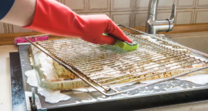 3 εύκολες σπιτικές συμβουλές για να καθαρίσετε τις σχάρες του φούρνου και να τις κάνετε να λάμπουν σαν καινούριες