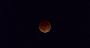 Μαγευτικές εικόνες από την ολική έκλειψη του «Ματωμένου Φεγγαριού»