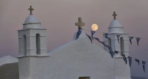 Το ελληνικό νησί με τα 1.000 παρεκκλήσια που αποθεώνει ο Independent – Και η παράδοση που περνά από γενιά σε γενιά