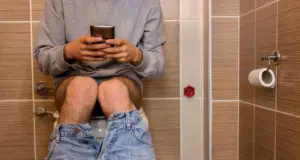 ΕΡΕΥΝΑ: Σκρολάροντας στην τουαλέτα – Πόσο επιβλαβής είναι αυτή η συνήθεια για την υγεία μας;