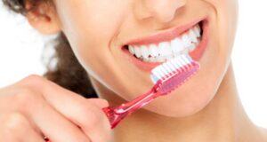 Τι να τρώτε για να μη χάσετε ούτε ένα δόντι – Και να αποφύγετε την ουλίτιδα