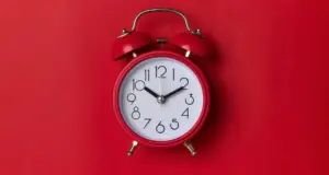 Αλλαγή ώρας 2025: Πότε γυρνάμε τους δείκτες των ρολογιών μια ώρα πίσω, σε χειμερινή