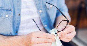 Χωρίς πανάκια μικροϊνών: Ένα απλό κόλπο για τον καθαρισμό γυαλιών που έχει ήδη γίνει viral