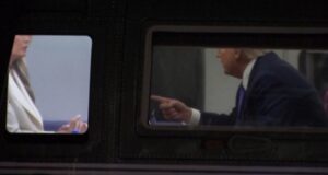 Αμήχανη στιγμή στο Marine One: Κάμερα τσάκωσε τον Τραμπ να κουνά το δάχτυλο στη Μελάνια