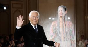 Ο Τζόρτζιο Αρμάνι και η τέχνη να μετατρέπεις την απώλεια (που σε συγκλονίζει) σε αυτοκρατορία