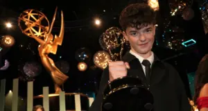Emmy 2025: Ο 15χρονος του Adolescence έγραψε ιστορία, ο μικρότερος ever νικητής -Τον χειροκροτούσε η ελίτ του Χόλιγουντ για ώρα