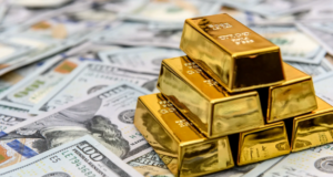 Βουλιάζει το δολάριο, παραμένει σε ρεκόρ ο χρυσός