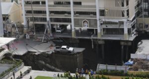 Συγκλονιστικές εικόνες από την Ταϊλάνδη: Κατέρρευσε δρόμος στην Μπανγκόκ, άνοιξε τεράστια καταβόθρα