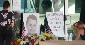 Σε σοκ οι ΗΠΑ μετά τη δολοφονία του Τσάρλι Κερκ: Ποιος ήταν ο ένθερμος υποστηρικτής του Τραμπ