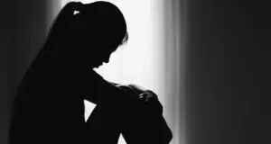 Αδιανόητο: Ανήλικες στην Πάτρα ανάγκασαν 13χρονη να σκύψει και να γλείψει τα παπούτσια τους