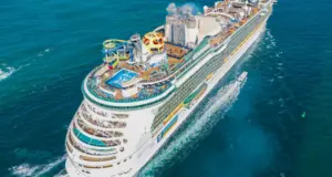 Το μεγαλύτερο κρουαζιερόπλοιο στον κόσμο ετοιμάζεται να σαλπάρει: μήκους 370 μέτρων, με 21 μπαρ, 23 εστιατόρια και έως 7.600 επιβάτες