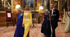 «Πόλεμος» για το κίτρινο φόρεμα της Μελάνια Τραμπ με τους έξω ώμους στο δείπνο στο Ουίνδσορ – Βροχή τα σχόλια στα social media