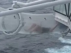 Τρόμος για επιβάτη κρουαζιερόπλοιου: Κόλλησε σε νεροτσουλήθρα πάνω από τον ωκεανό – Το βίντεο που συγκέντρωσε 7 εκατ. views