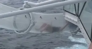 Τρόμος για επιβάτη κρουαζιερόπλοιου: Κόλλησε σε νεροτσουλήθρα πάνω από τον ωκεανό – Το βίντεο που συγκέντρωσε 7 εκατ. views