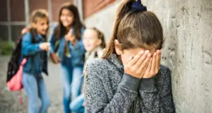 Ανήλικες στην Πάτρα υποχρέωσαν 13χρονη να τους φιλήσει τα πόδια και την τράβηξαν βίντεο