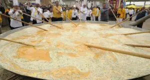 5.000 αυγά, ένα τηγάνι, μια πόλη – Μέσα στη γιορτή της τεράστιας ομελέτας της Λουιζιάνα, ένα παγκόσμιο viral