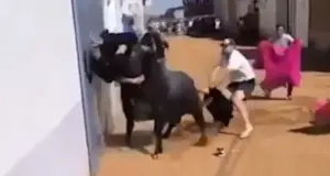 Ισπανία: Η στιγμή του σοβαρού τραυματισμού 17χρονου σε φεστιβάλ – Ταύρος τον κάρφωσε με τα κέρατα και τον πέταξε στον αέρα