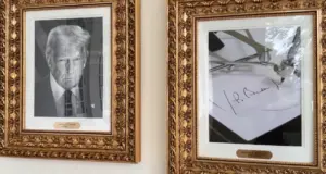 Απίστευτο: Ο Τραμπ αντικατέστησε το πορτρέτο του Μπάιντεν στον Λευκό Οίκο με ένα… αυτόματο στιλό – Δείτε βίντεο