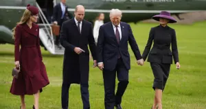 Χεράκι – χεράκι έφθασαν Τραμπ και Μελάνια στο Κάστρο Γουίνδσορ – Τους υποδέχτηκαν Ουίλιαμ και Κέιτ με τιμές