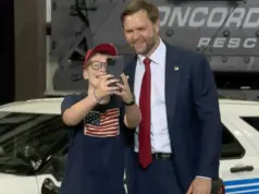 Μαθητής έγινε viral για μια selfie με τον αντιπρόεδρο Βανς: «Έκανα κοπάνα, μπορώ να βγάλω φωτογραφία μαζί σας;» BINTEO