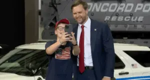 Μαθητής έγινε viral για μια selfie με τον αντιπρόεδρο Βανς: «Έκανα κοπάνα, μπορώ να βγάλω φωτογραφία μαζί σας;» BINTEO