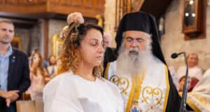Ο Αρχιεπίσκοπος Κύπρου βάφτισε την Ελένη, νονά η Τασούλα Χατζητοφή