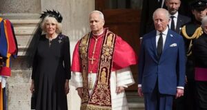 ΦΩΤΟ: Κοινή προσευχή Βρετανού μονάρχη και Ποντίφικα μετά από 500 χρόνια