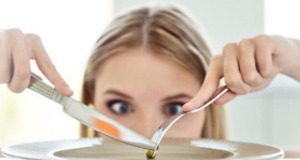 Η δημοφιλής δίαιτα που μπορεί να γίνει επικίνδυνη – Αυξάνει τα λιπίδια στο αίμα και οδηγεί σε λιπώδες ήπαρ