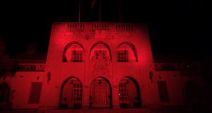 Αυτός είναι ο λόγος που το προεδρικό Μέγαρο “βάφτηκε” κόκκινο