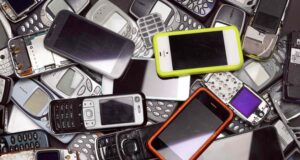 Tα παλιά κινητά επιστρέφουν: Γιατί περισσότεροι αποφεύγουν τα smartphones