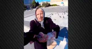 Γέμισε το TikTok με ΑΙ βίντεο που δείχνουν ηλικιωμένους να «συλλαμβάνονται» από στελέχη της αστυνομίας