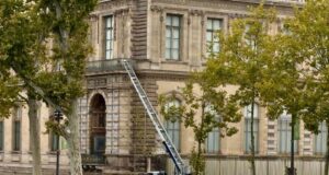 Λούβρο: Αγώνας δρόμου για τον εντοπισμό των κλοπιμαίων μετά τις συλλήψεις – Το χρονικό της κινηματογραφικής ληστείας