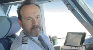 Ο Κώστας Μακεδόνας είναι και πιλότος της Cyprus Airways – Ποιο το πραγματικό του όνομα που χρησιμοποιεί στις πτήσεις
