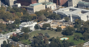 Ο Τραμπ κατεδάφισε τον… μισό Λευκό Οίκο – Δορυφορικές εικόνες από την γκρεμισμένη Ανατολική Πτέρυγα