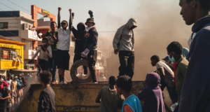 Από την Σρι Λάνκα έως τη Μαδαγασκάρη, οι οργισμένοι 20άρηδες της Gen Z ρίχνουν τις κυβερνήσεις τη μία μετά την άλλη: Τι ενώνει τους νέους που εξεγείρονται