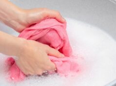 Πώς να αφαιρέσετε λεκέδες από ιδρώτα στις μπλούζες με ένα σπιτικό κόλπο