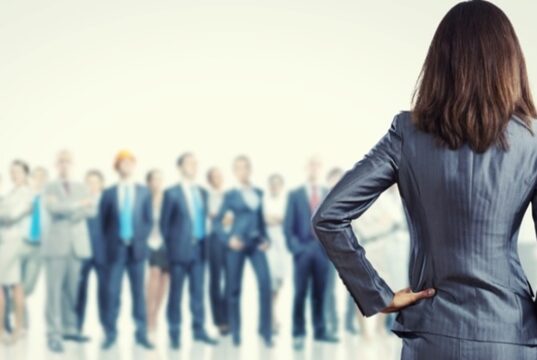 Σχέδιο δράσης κατά του έμφυλου μισθολογικού και συνταξιοδοτικού χάσματος ζητά το ΕΚ