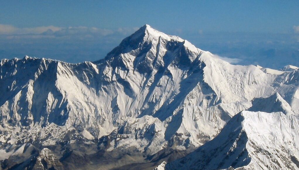 Mount_Everest_as_seen_from_Drukair2_PLW_edit_Cropped