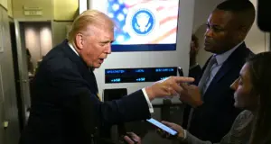 «Πήγαινε γηρεύοντας»: Επιμένει ο Λευκός Οίκος για την δημοσιογράφο που αποκάλεσε «γουρούνα» ο Τραμπ (BINTEO)