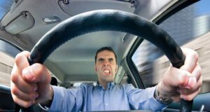Οδήγηση: Γιατί θυμώνουμε στο τιμόνι και πώς μπορούμε να προλάβουμε την «οδική οργή» – Ένας ψυχίατρος εξηγεί
