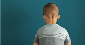 Αυτισμός: Γιατί κάποια άτομα δυσκολεύονται να μιλήσουν – Οι εναλλακτικοί τρόποι επικοινωνίας