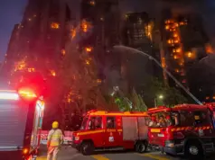 Τραγωδία – Τρεις συλλήψεις για την πυρινη κόλαση σε ουρανοξύστες του Χονγκ Κονγκ με 44 νεκρούς και εκατοντάδες αγνοούμενους