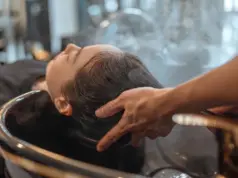Τι είναι το «σύνδρομο του κομμωτηρίου» που συνδέει το λούσιμο με το εγκεφαλικό επεισόδιο